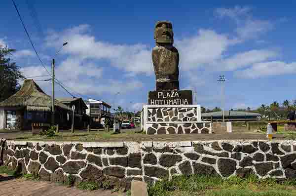 112 - Chile - isla de Rapa Nui o Pascua - Hanga Roa - plaza Hotumatua